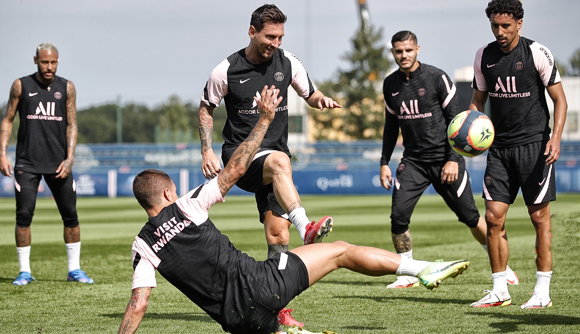 Lionel Messi saat berlatih dengan skuad PSG lainnya. (Foto: Twitter/@PSG_inside)