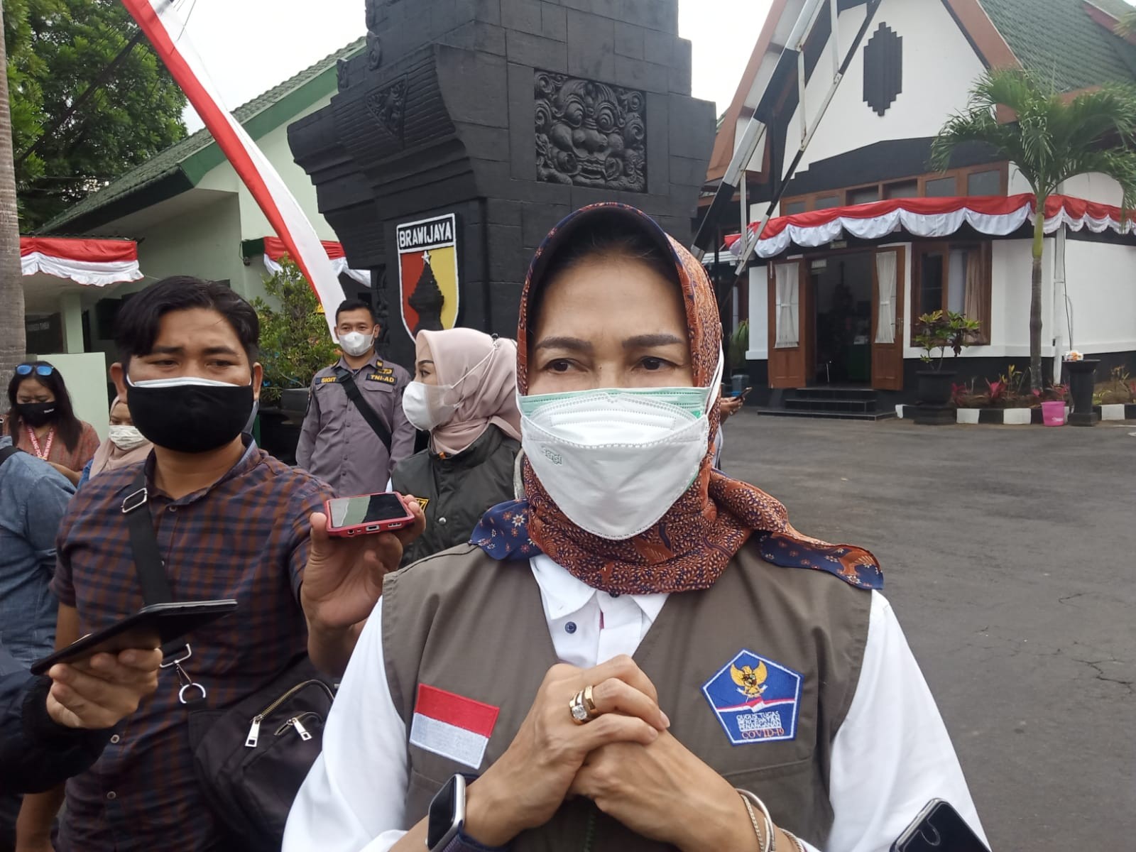 Walikota Batu, Dewanti Rumpoko saat ditemui di Korem 083/Bhaladhika Jaya Malang. (Foto: Lalu Theo/Ngopibareng.id)