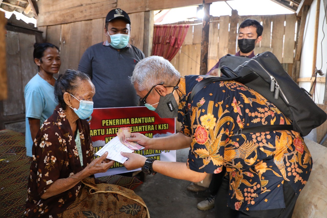 Gubernur Jawa Tengah Ganjar Pranowo saat memberikan bantuan program KJS kepada Bu Saminah asal Desa Mluweh. Kabupaten Semarang. (KJS). (Foto: Istimewa)