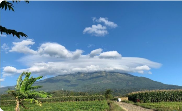 Awan bertopi muncul di atas puncak Gunung Lawu dalam beberapa hari terakhir. BMKG memberikan penjelasannya. (Foto: Twitter @magetanbanget)