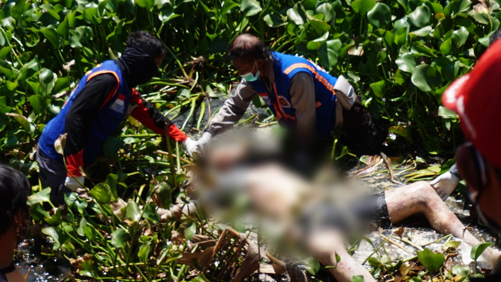 Relawan mengevakuasi jasad korban di sungai Avour Mojokerto.(Foto: Deni Lukmantara/Ngopibareng)