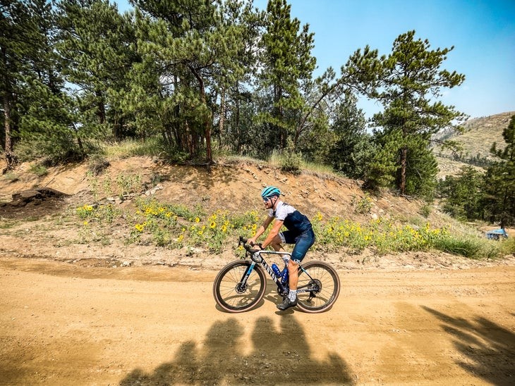 Valtteri Bottas sedang mencoba trek gravel sebelum even SBT GRVL