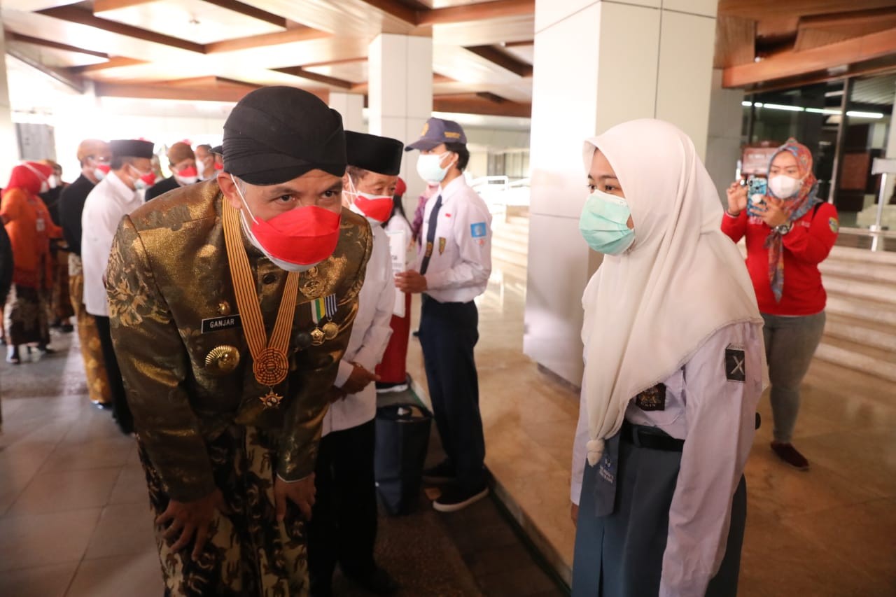 Gubernur Ganjar Pranowo saat memberikan bantuan kepada anak yatim yang orang tuanya meninggal karena Covid-19. (Foto: Istimewa)