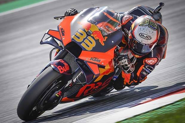 Pembalap Red Bull KTM Brad Binder juarai MotoGP Autria setelah nekat tidak ganti motor meski hujan turun di akhir balapan. (Foto: AP)