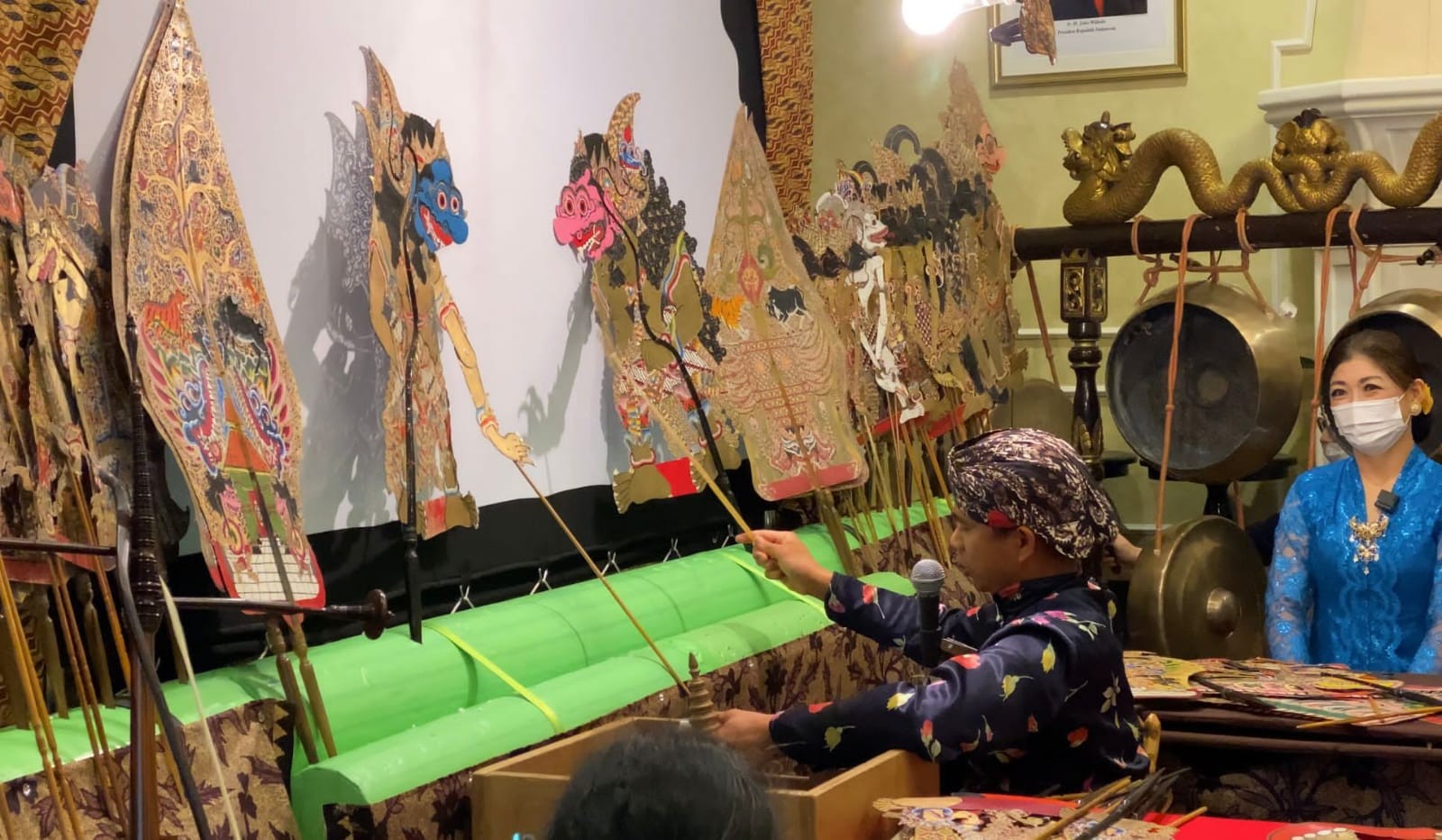 Kedutaan Besar Republik Indonesia (KBRI) Tokyo menggelar pementasan Wayang Kulit di Wisma Duta, Minggu, 15 Agustus 2021. (Foto: Dok KBRI Tokyo)