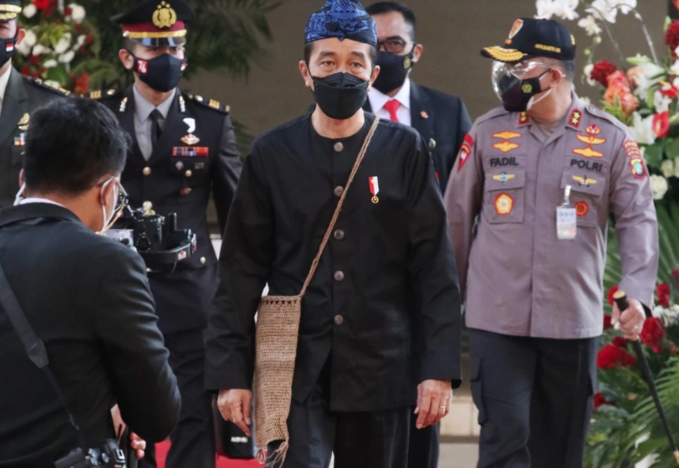 Presiden Joko Widodo menggunakan baju adat Suku Baduy dalam sidang tahunan MPR, pada Senin 16 Agustus 2021. Netizen berkomentar beragam atas baju adat tersebut. (Foto: Ist)