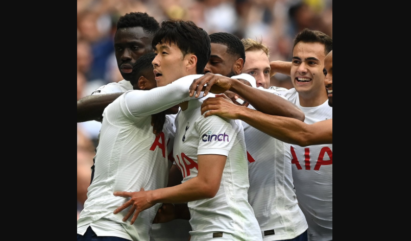 Selebrasi Son Heung-min dan skuad Tottenham Hotspur usai taklukkan juara Liga Inggris, Manchester City, Minggu 15 Agustus 2021. (Foto: Twitter)