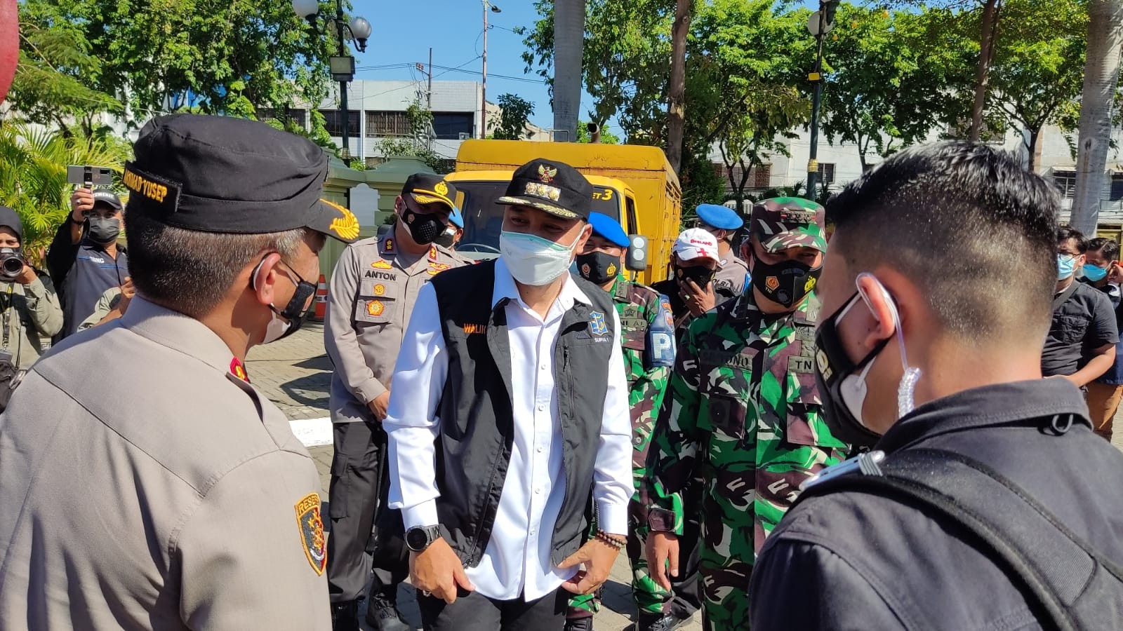 Walikota Surabaya, Eri Cahyadi usai peluncuran Mobil Cepat Respon Vaksin Keliling Polrestabes Surabaya  di Tugu Pahlawan, Surabaya, Senin 16 Agustus 2021. (Foto: Fariz Yarbo/Ngopibareng.id)