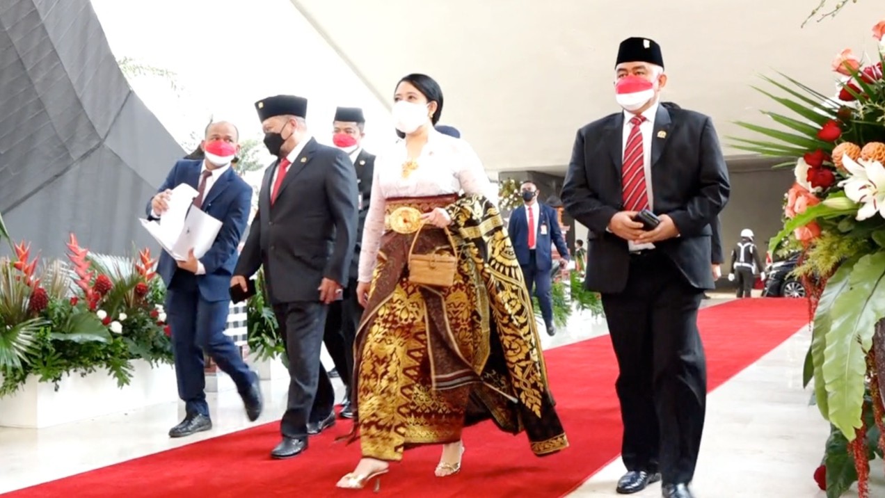 Ketua DPR RI Puan Maharani memasuki ruang sidang Nusantara Gedung DPR MPR Senayan Jakarta. ( Foto:istimewa)