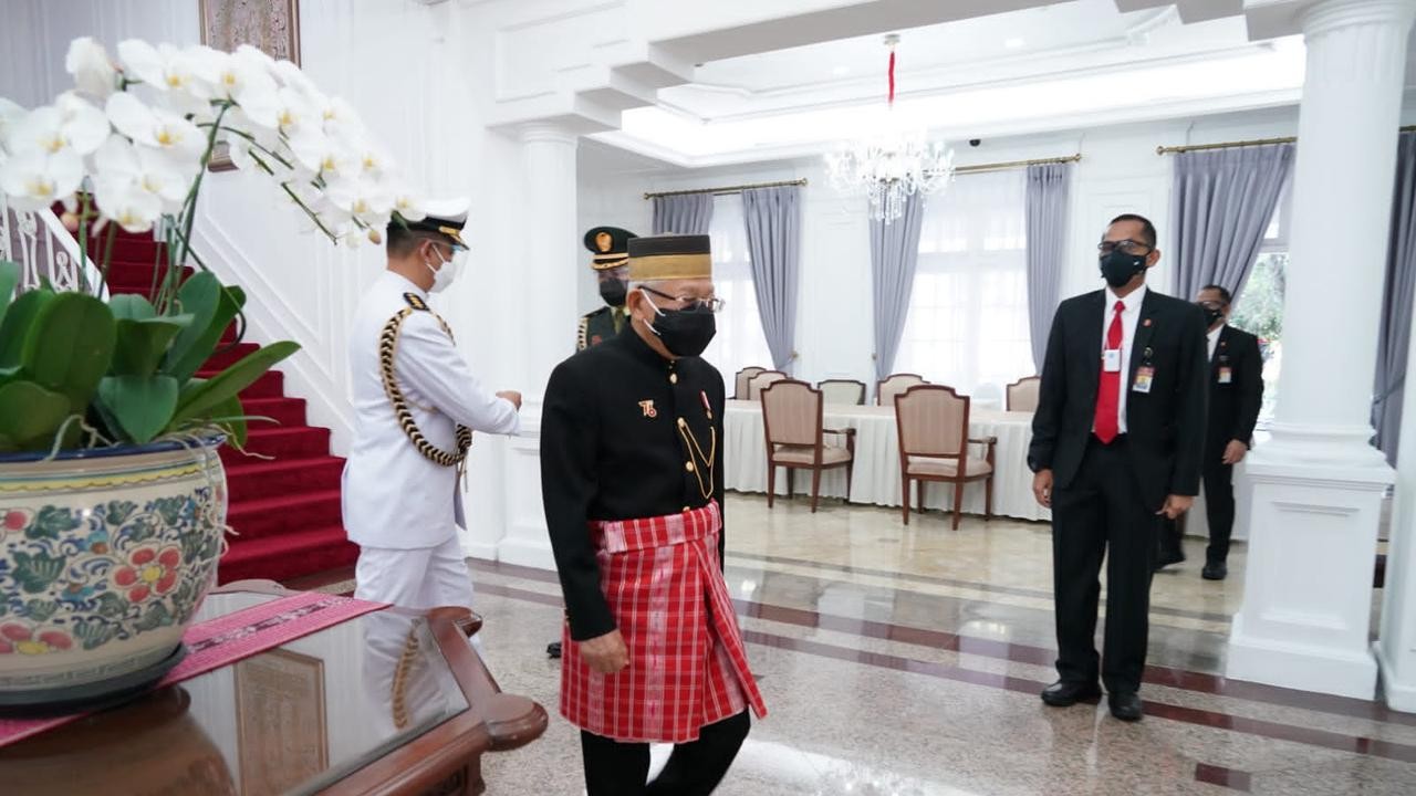 Wakil Presiden (Wapres) Ma'ruf Amin pakai baju adat suku Mandar, Sulawesi Barat saat menghadiri Sidang Tahunan MPR 2021, Senin 16 Agustus 2021. (Foto: Dok. Setwapres)