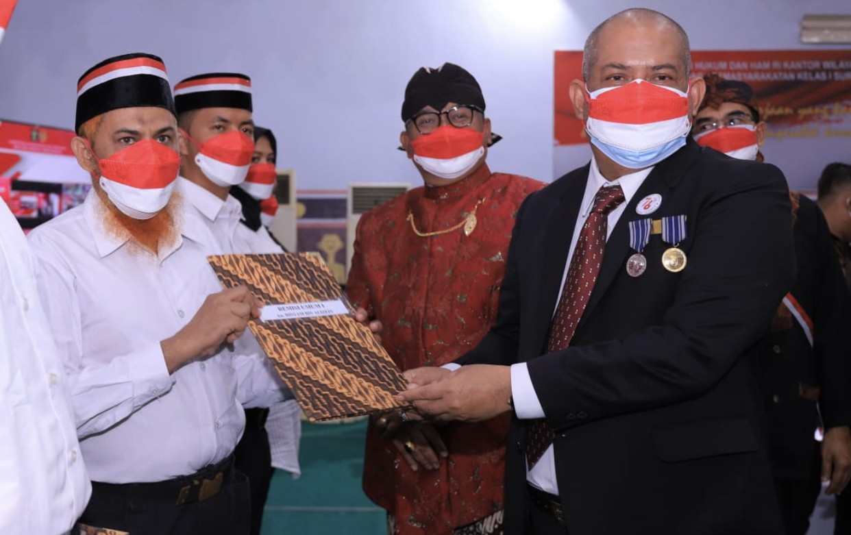 Penyerahan remisi secara simbolis. (Foto: Dok. Humas Kemenkumham Jatim)