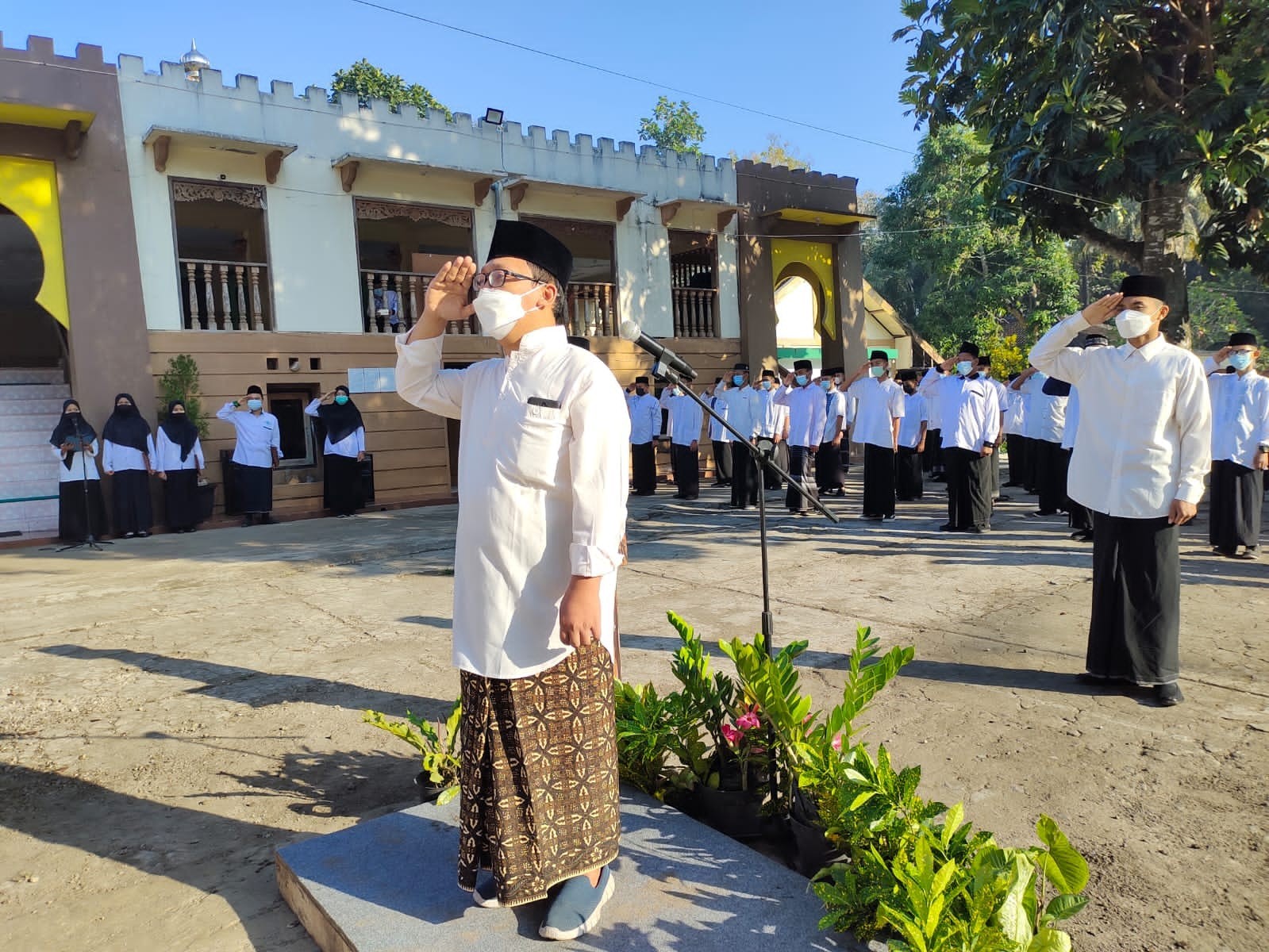 Gus Ahmad Khubby Ali, putra dari Pengasuh Pondok saat ini KH. Abdul Hafidz Dhofir. Gus Bobby, bertindak sebagai Inspektur Upacara di lingkungan Pondok Pesantren Miftahul Ulum Desa Jatinom kecamatan Kanigoro Kabupaten Blitar. Selesai upacara ditandai dengan penanaman pohon pala sebanyak 76 biji. (Foto: Choirul Anam/Ngopibareng.id)