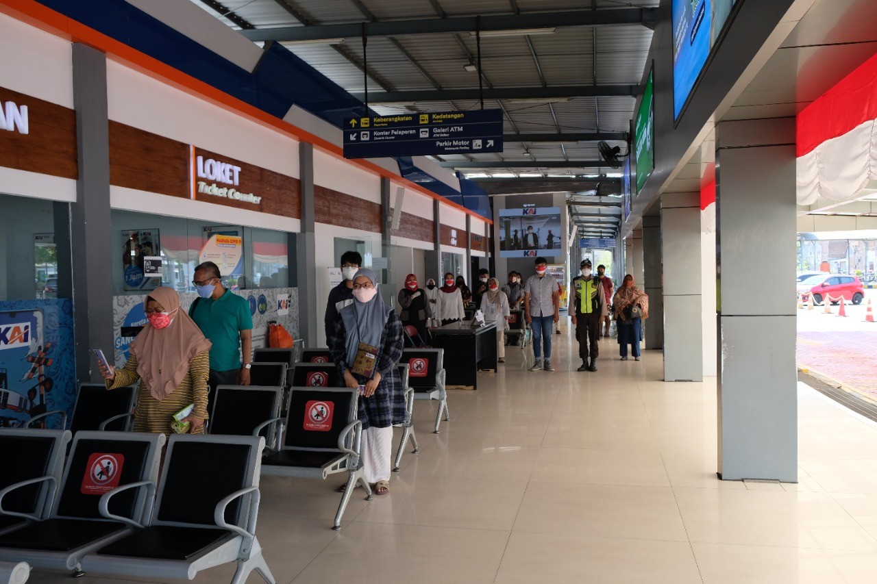 Pelanggan KA di Stasiun Surabaya Pasarturi berdiri sikap sempurna saat lagu Indonesia Raya berkumandang. (Foto: dok PT KAI)