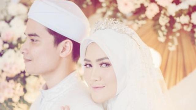 Alvin Faiz bersama istri barunya, Henny Rahman, yang merupakan mantan istri Zikri Daulay. (Foto: Instagram)