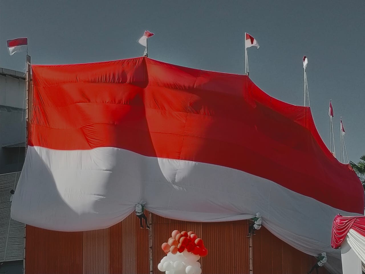 Sejumlah atlet panjat tebing membentangkan Bendera Merah Putih raksasa di GOR Mastrip, Kedopok, Kota Probolinggo. (Foto: Ikhsan Mahmudi)