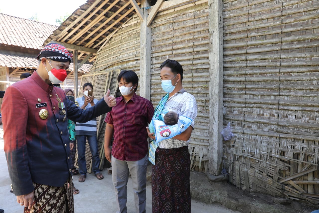 Gubernur Jawa Tengah Ganjar Pranowo mengunjungi bayi yang yatim akibat Covid-19. Bayi itu kini hanya memiliki ayah sebagai orang tuanya. (Foto: Ist)