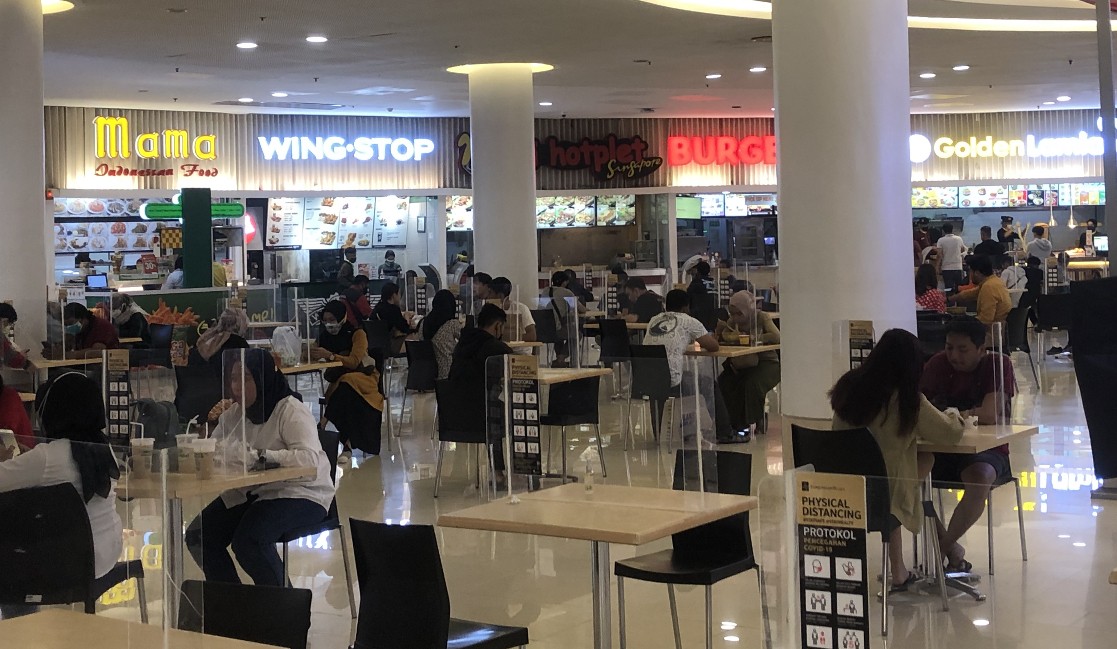 Suasana foodcourt Tunjungan Plaza Surabaya, Selasa 17 Agustus 2021. (Foto: Andhi Dwi/Ngopibareng.id)