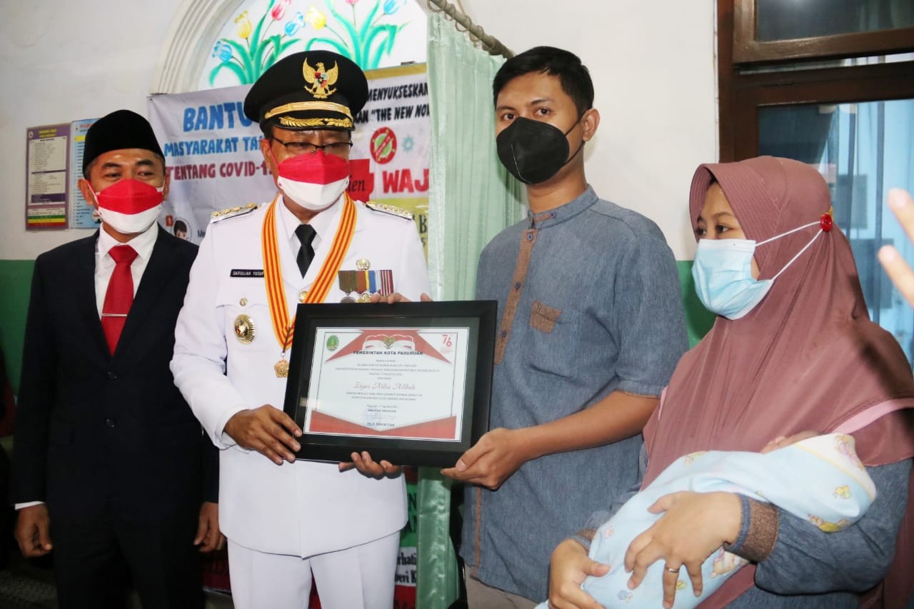 Walikota Pasuruan Saifullah Yusuf berkunjung ke bayi Ziyan Atika Adibah yang lahir tepat pada Hari Kemerdekaan RI ke-76, Selasa 17 Agustus 2021. (Foto: Istimewa)