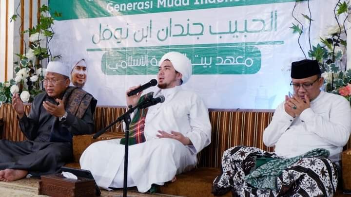 Habib Jindan bin Novel bersama Dr. KH. M. Hamdan Rasyid (Pengasuh Pesantren Baitul Hikmah), Dr. H. Hasan Chabibie (Plt. Ketum MATAN) dan beberapa ustadz serta ratusan santri. (Foto: Istimewa)