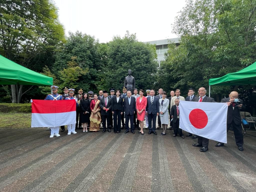 Dubes Heri Akhmadi berkunjung ke Patung Sudirman yang berada di dalam kompleks kantor Kementerian Pertahanan Jepang. (Foto: KBRI Tokyo)