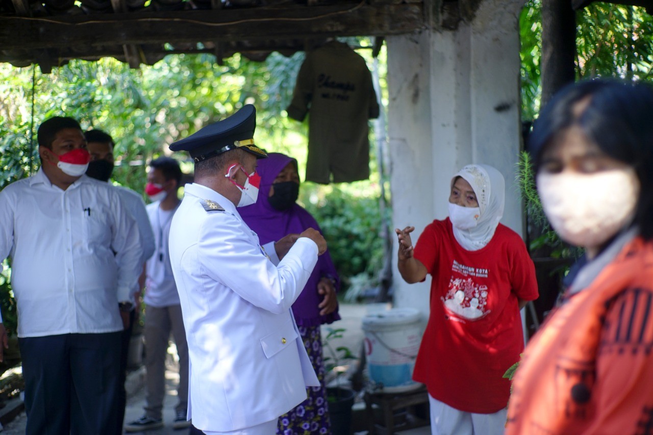 Wakil Walikota Surabaya Armuji mendatangi rumah keluarga para veteran perang. (Foto: Istimewa)