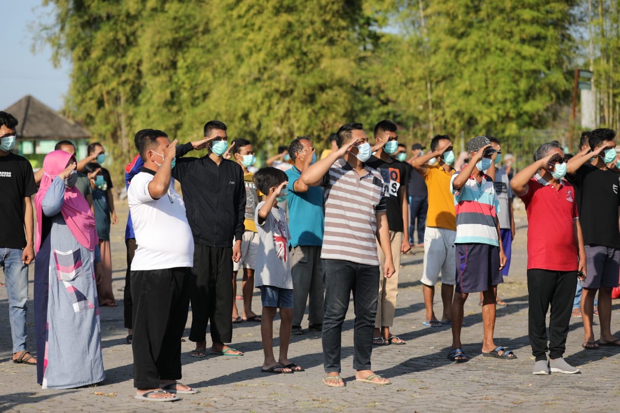 Pasien Covid-19 di RSDC Asrama Haji Donohudan Boyolali mengikuti upacara HUT ke-76 Kemerdekaan RI. (Foto: ist)