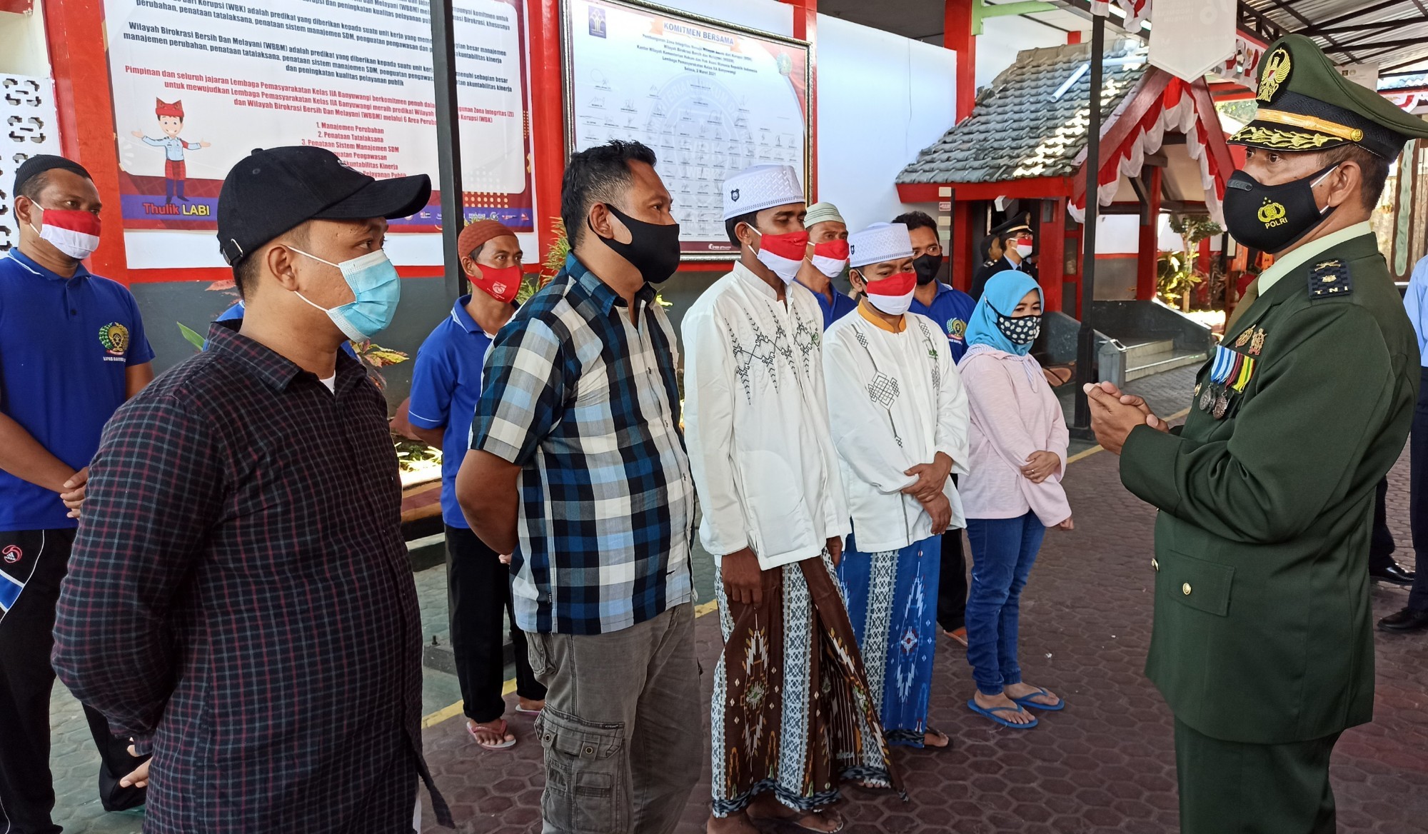 Napi Lapas Banyuwangi yang mendapatkan remisi diberikan materi wawasan kebangsaan oleh Kasdim 0825 Banyuwangi. (Foto: Muh Hujaini/Ngopibareng.id)