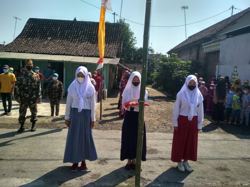 Upacara bendera di permukiman Dusun Sumberwinong RT 03 RW 08, Desa Banjardowo, Kecamatan Jombang. (Foto: Mardiansyah Triraharjo/Ngopibareng.id)