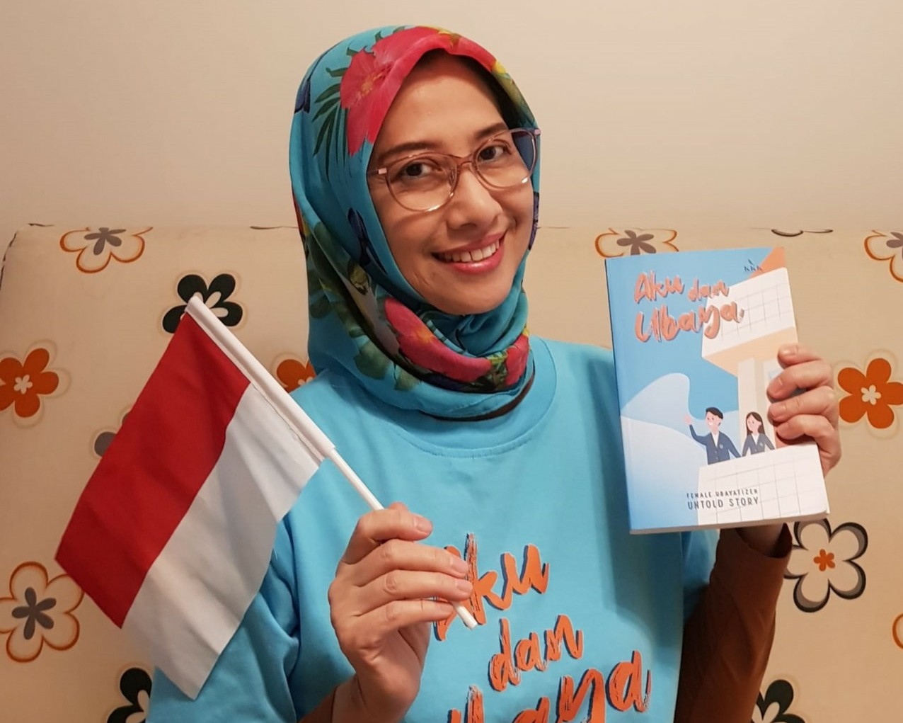 Ketua Panitia Acara dan Penulisan Buku, Ituk Herarindri, S.E saat menunjukan Buku berjudul "Aku dan UBAYA". (Foto: Istimewa)