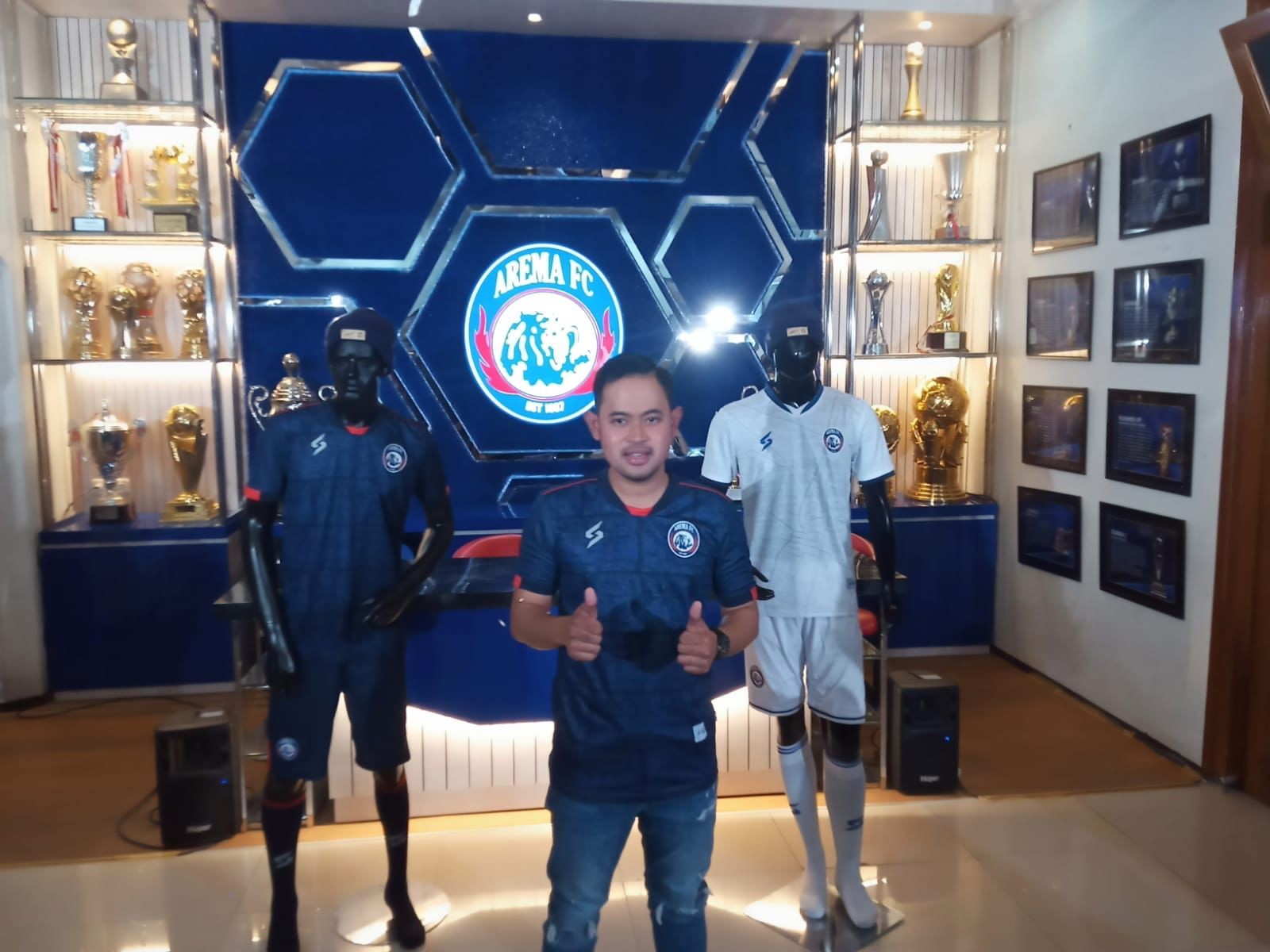 Presiden Arema FC, Gilang Widya Pramana saat memamerkan jersey baru Arema FC (Foto: Lalu Theo/ngopibareng.id)