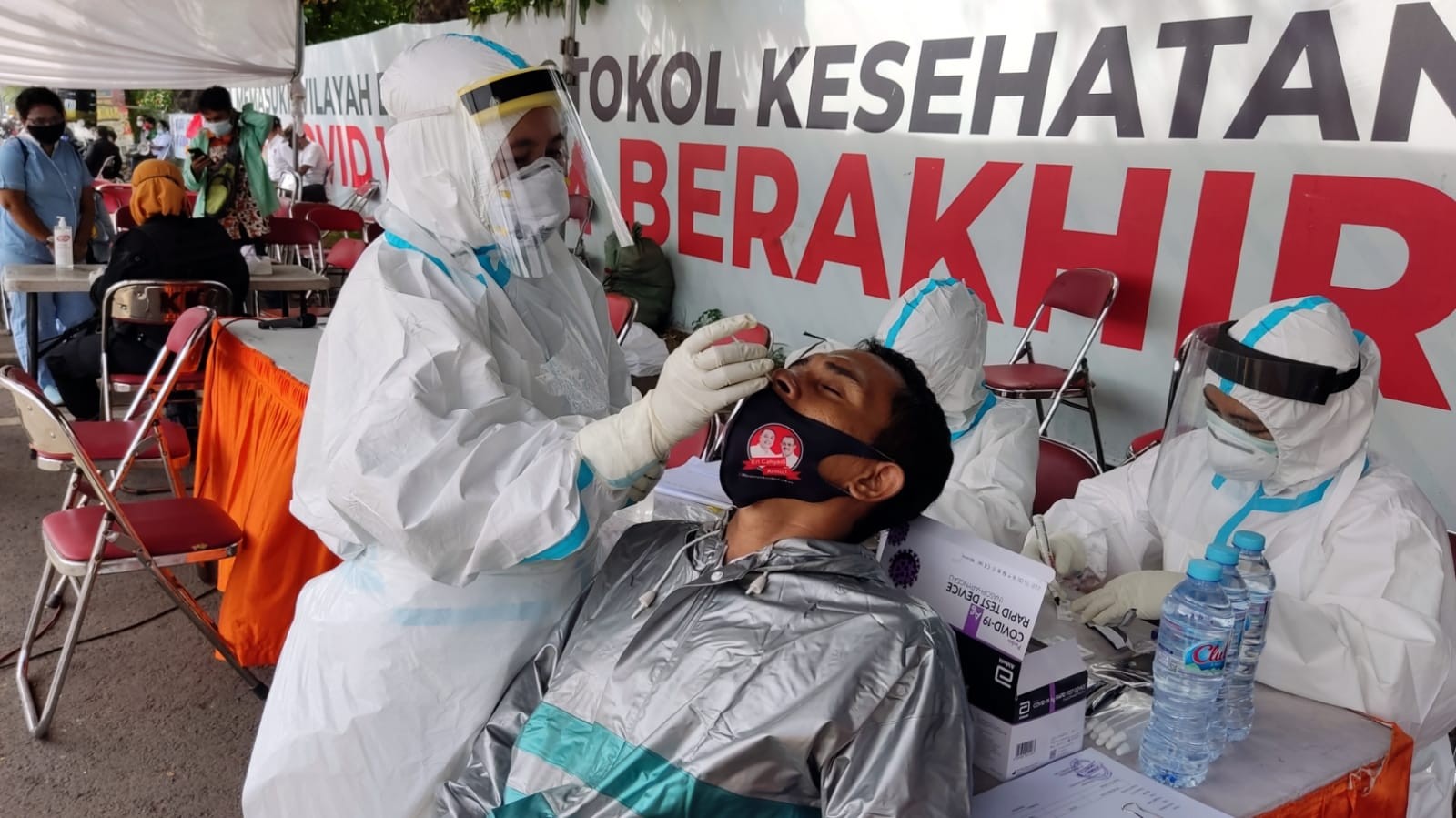 Swab antigen di Suramadu, Surabaya. (Foto: Fariz Yarbo/Ngopibareng.id)