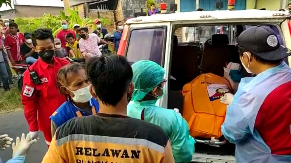 Relawan dan Kepolisian setempat mengevakuasi jasad korban.(Foto: Deni Lukmantara/Ngopibareng)