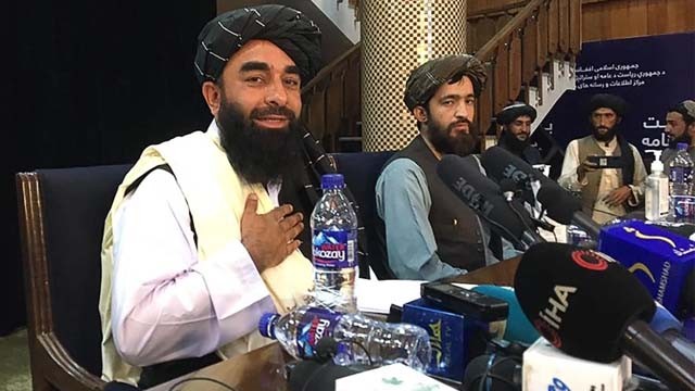 Zabihullah Mujahid (paling kiri), juru bicara Taliban pada konferensi pers pertama mereka di Kabul, Selasa kemarin, menyatakan pemerintah baru di Afghanistan akan menghormati hak kaum perempuan dan kebebasan pers. (Foto:AFP/Al Jazeera)