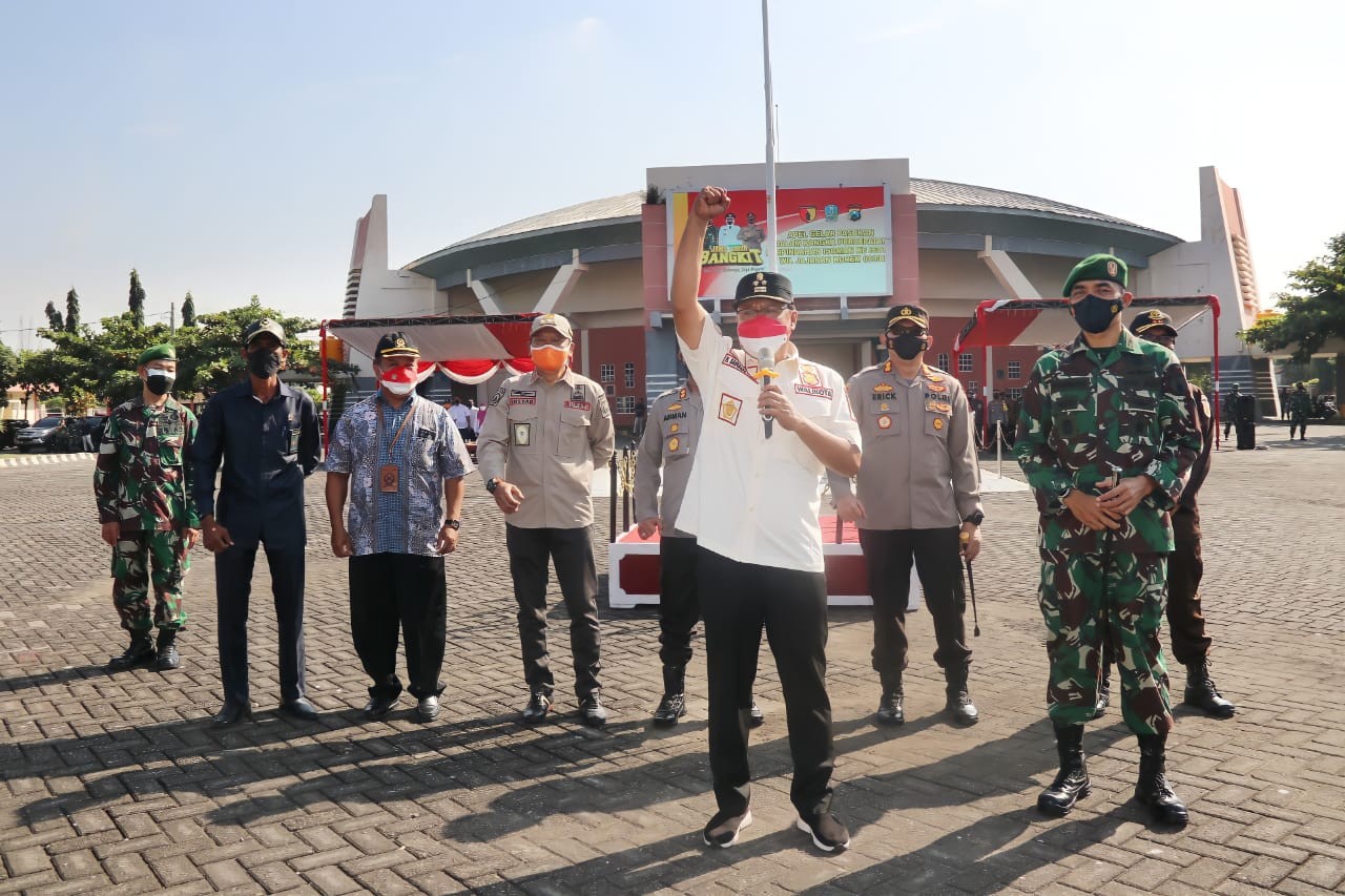 Walikota Pasuruan Saifullah Yusuf (Gus Ipul) dan Bupati Pasuruan Gus Irsyad apel bersama menuju isolasi terpusat pasien Covid-19. (Foto: Istimewa)