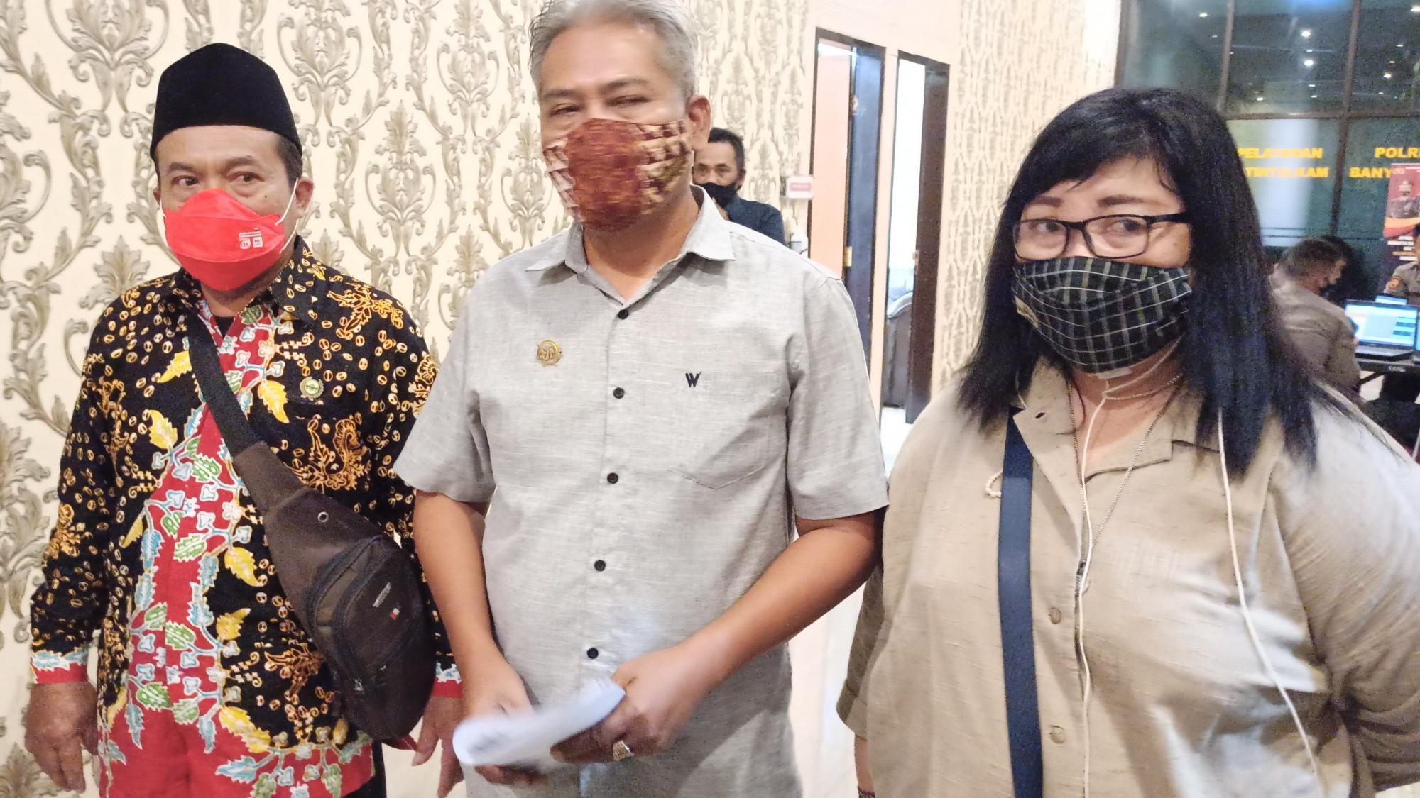 Koordinator Aliansi Umat Beragama Kabupaten Banyuwangi, Halili Abdul Gani bersama dua rekannya, usai melakukan audiensi di Polresta Banyuwangi, Jawa Timur. (Foto: Muh Hujaini/Ngopibareng.id)