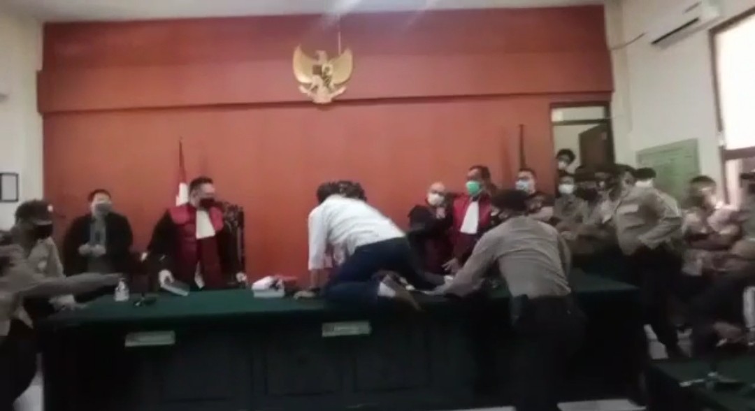 Tangkapan layar video detik-detik saat Yunus berusaha menyerang Ketua Majelis Hakim yang menyidangkan kasusnya. (Foto: Istimewa)