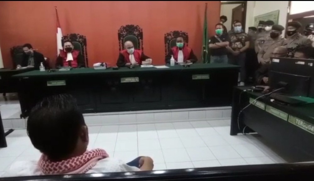 Pengamanan di ruang sidang sebelum terpidana menyerang Ketua Majelis Hakim. (Foto: Istimewa)