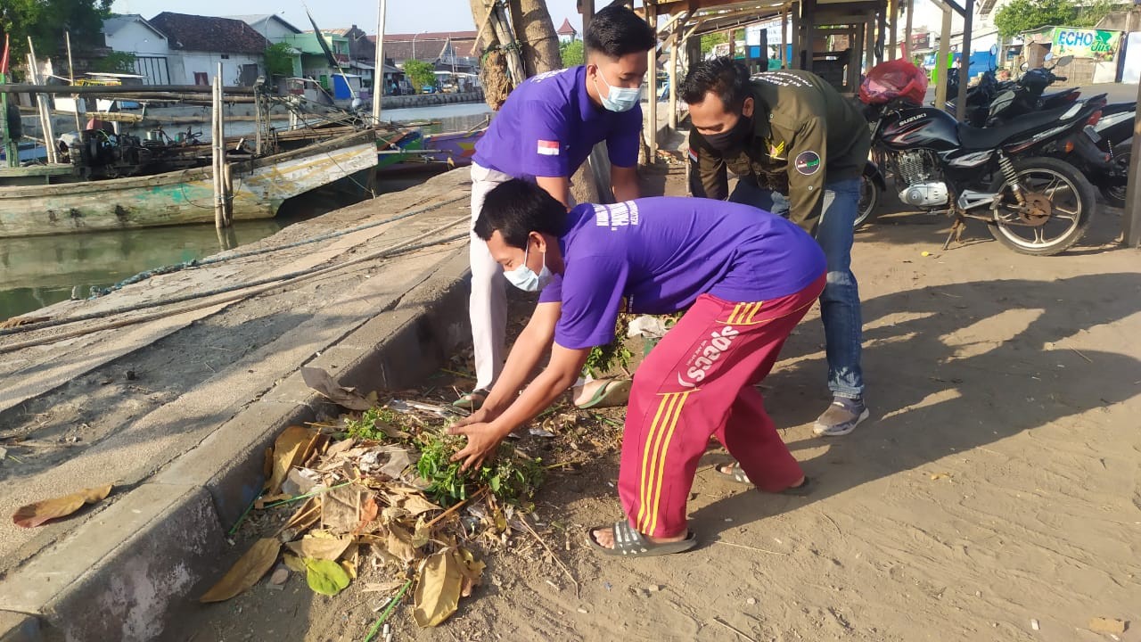 Warga Kota Pasuruan kerja bakti membersihkan pelabuhan. (Foto: Ist)