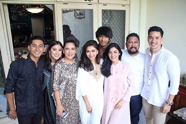 Tyna Kanna dan Kenang Mirdad (kiri) bersama keluarga besar Lydia Kandou dan Jamal Mirdad. (Foto: Instagram)