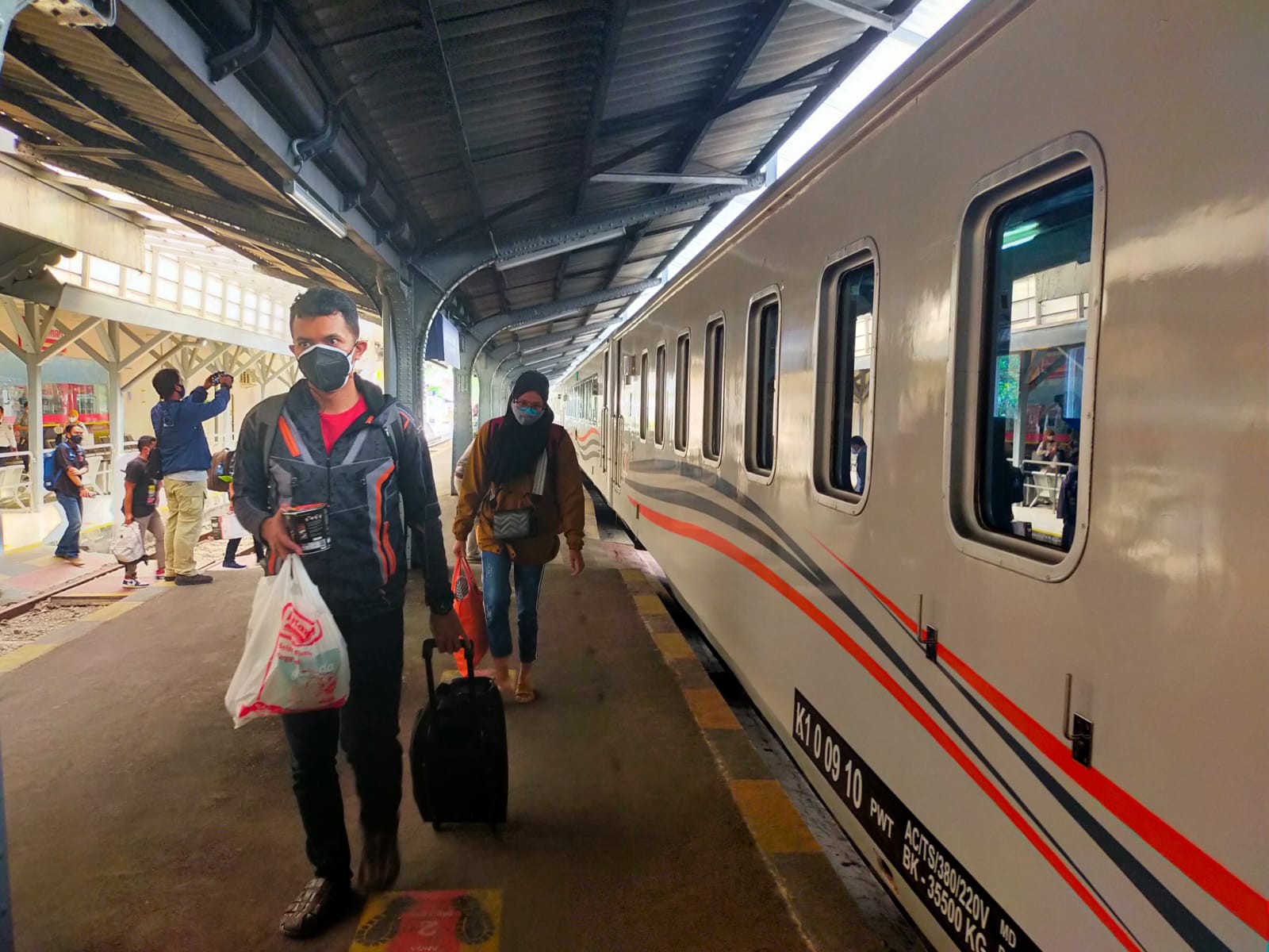 Sejumlah penumpang saat hendak naik ke atas kereta (Foto: Istimewa)