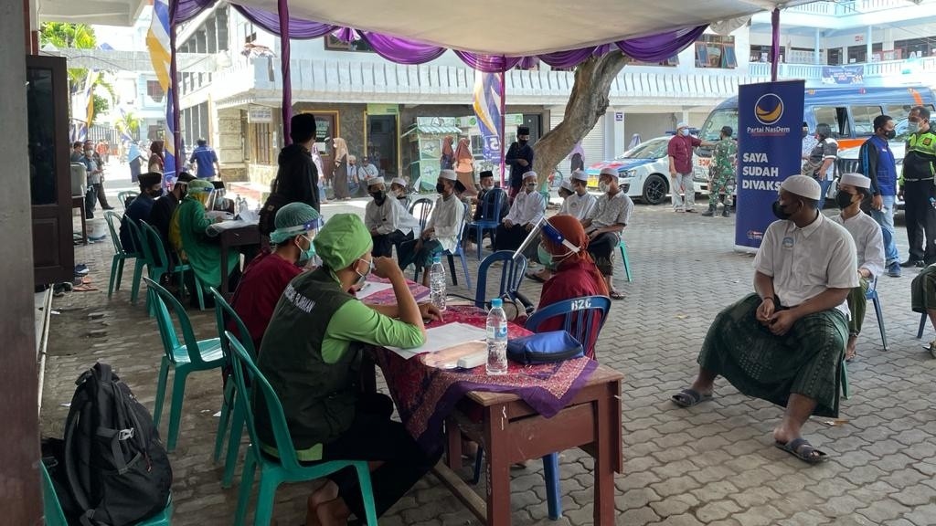 Santri Ponpes Zainul Hasan Genggong mengikuti program vaksinasi DPW NasDem Jatim, Sabtu 21 Agustus 2021. (Foto: Istimewa)