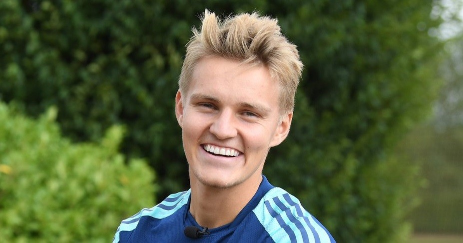 Martin Odegaard bisa tersenyum setelah menyelesaikan kontraknya dengan Arsenal. (Foto: Twitter/@Arsenal)