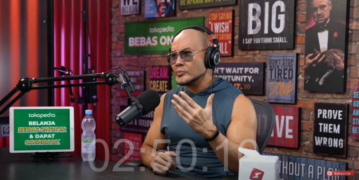 Deddy Corbuzier dalam podcastnya. (Foto: Tangkapan layar)