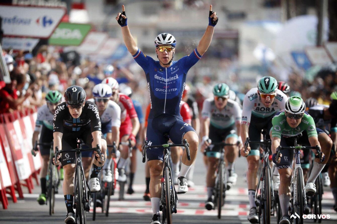 Fabio Jakobsen (Deceuninck-Quickstep) berhasil menang di etape 8 Vuelta a Espana, Sabtu 21 Agustus 2021 malam WIB. Ia kembali merengkuh jersey hijau. (Foto: Istimewa)