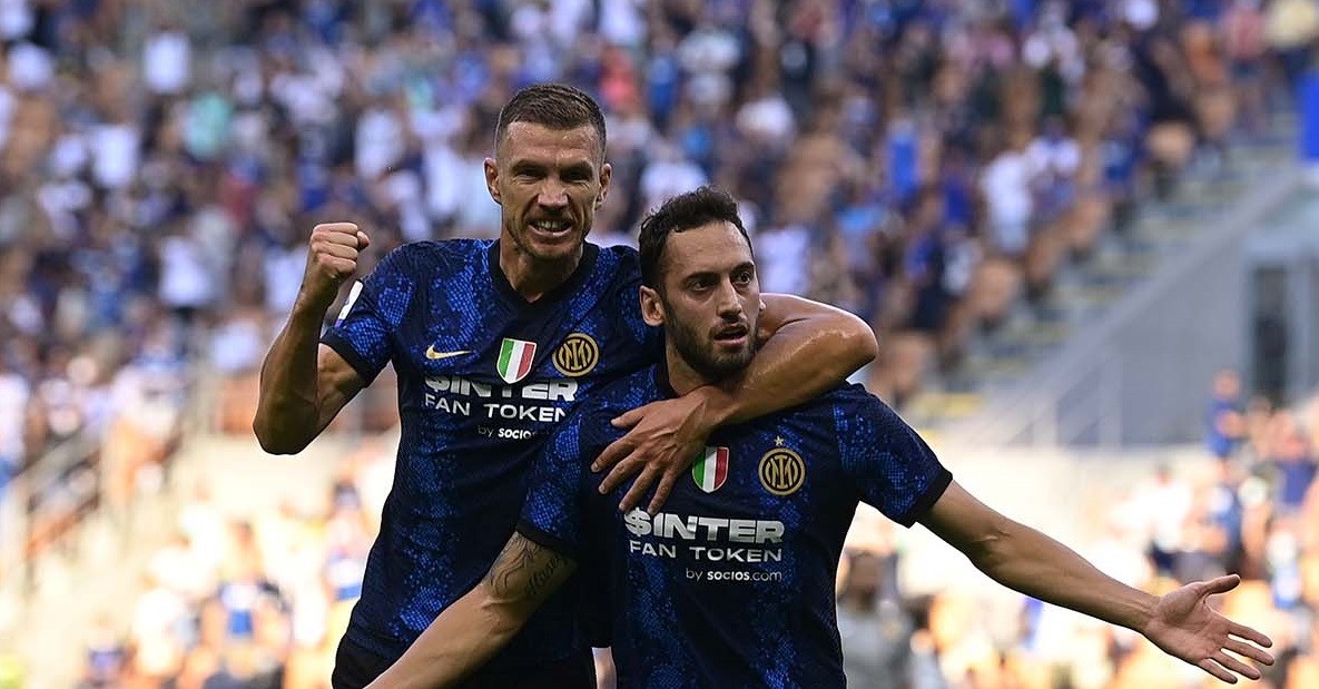 Dua pencetak gol Inter Milan ke gawang Genoa, Edin Dzeko dan Hakan Calhanoglu. (Foto: Twitter/@Inter)