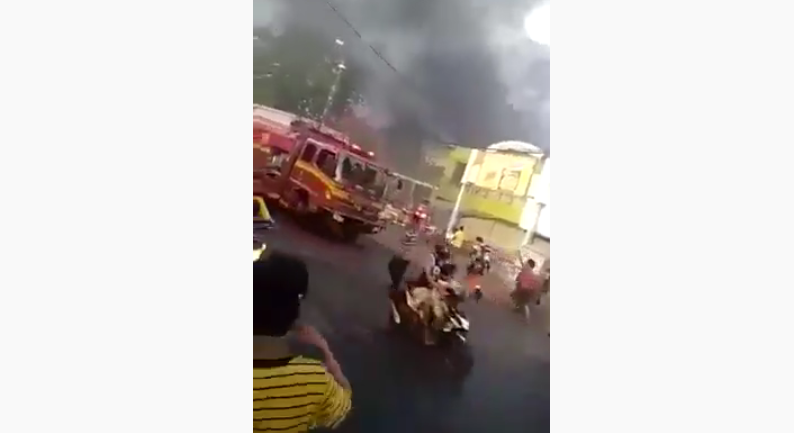 Detik-detik terbakarnya Pasar Kembang di Surabaya, yang direkam dalam video pendek, viral di media sosial. (Foto: tangkapan layar)