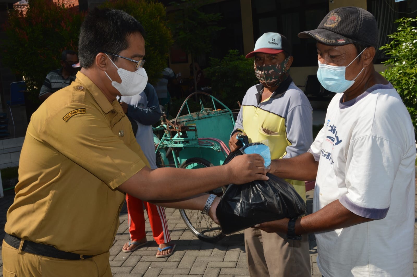 Pembagian paket sembako dari hasil urunan para ASN Pemkot Pasuruan, Jawa Timur. (Foto: Istimewa)