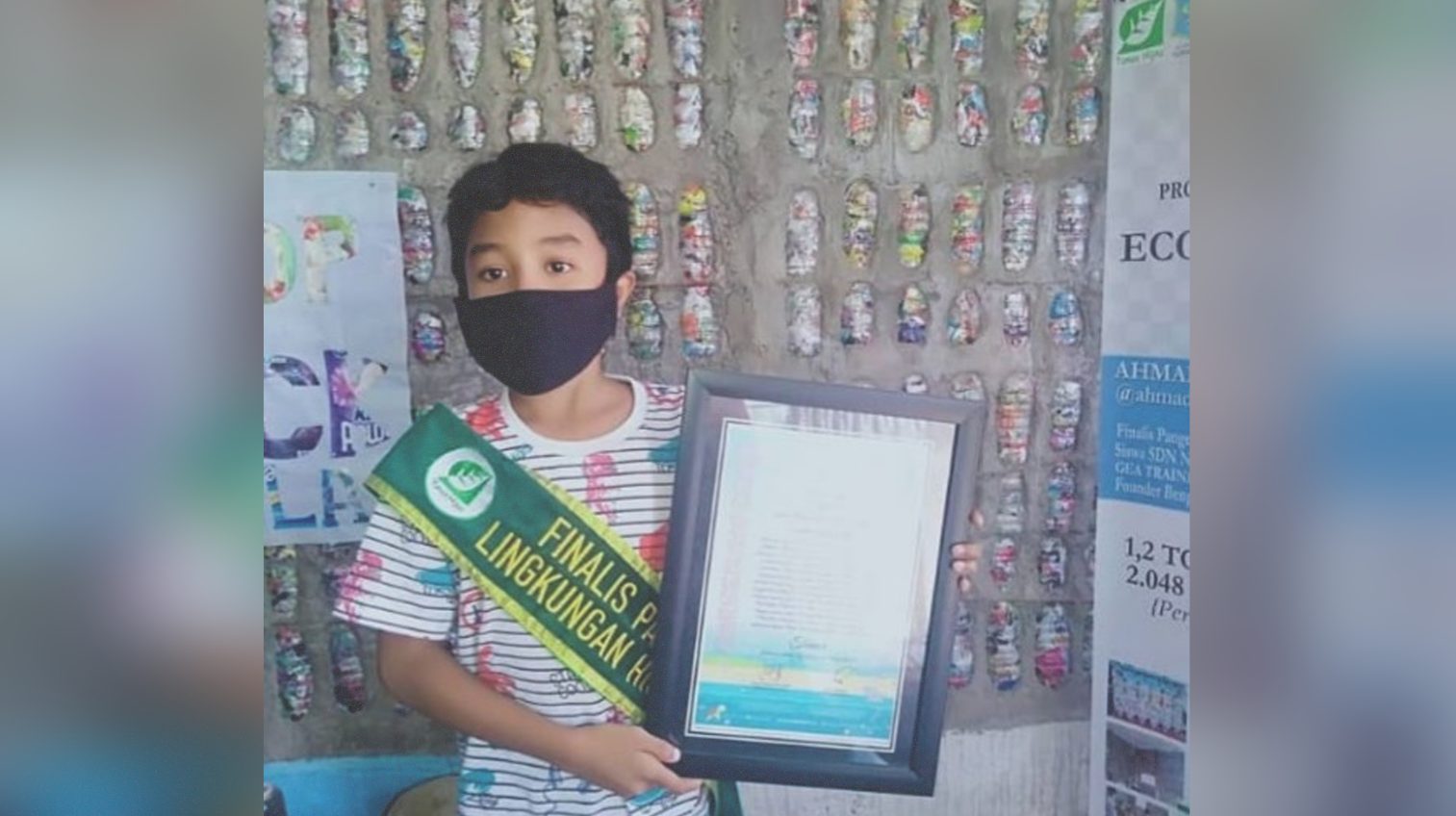 Ahmad Arkaan Taamir, siswa SD kelas 4 menunjukan lisensi internasional trainer ecobrick termuda. (Foto: Istimewa)