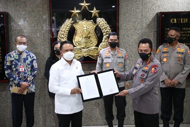 Menteri Pemuda dan Olahraga (Menpora RI), Zainudin Amali dan Kapolri Jenderal Listyo Sigit Prabowo sepakat gelaran Liga 1 kick off, pada Jumat 27 Agustus 2021. Izin keramaian juga untuk Liga 2. (Foto: Istimewa)