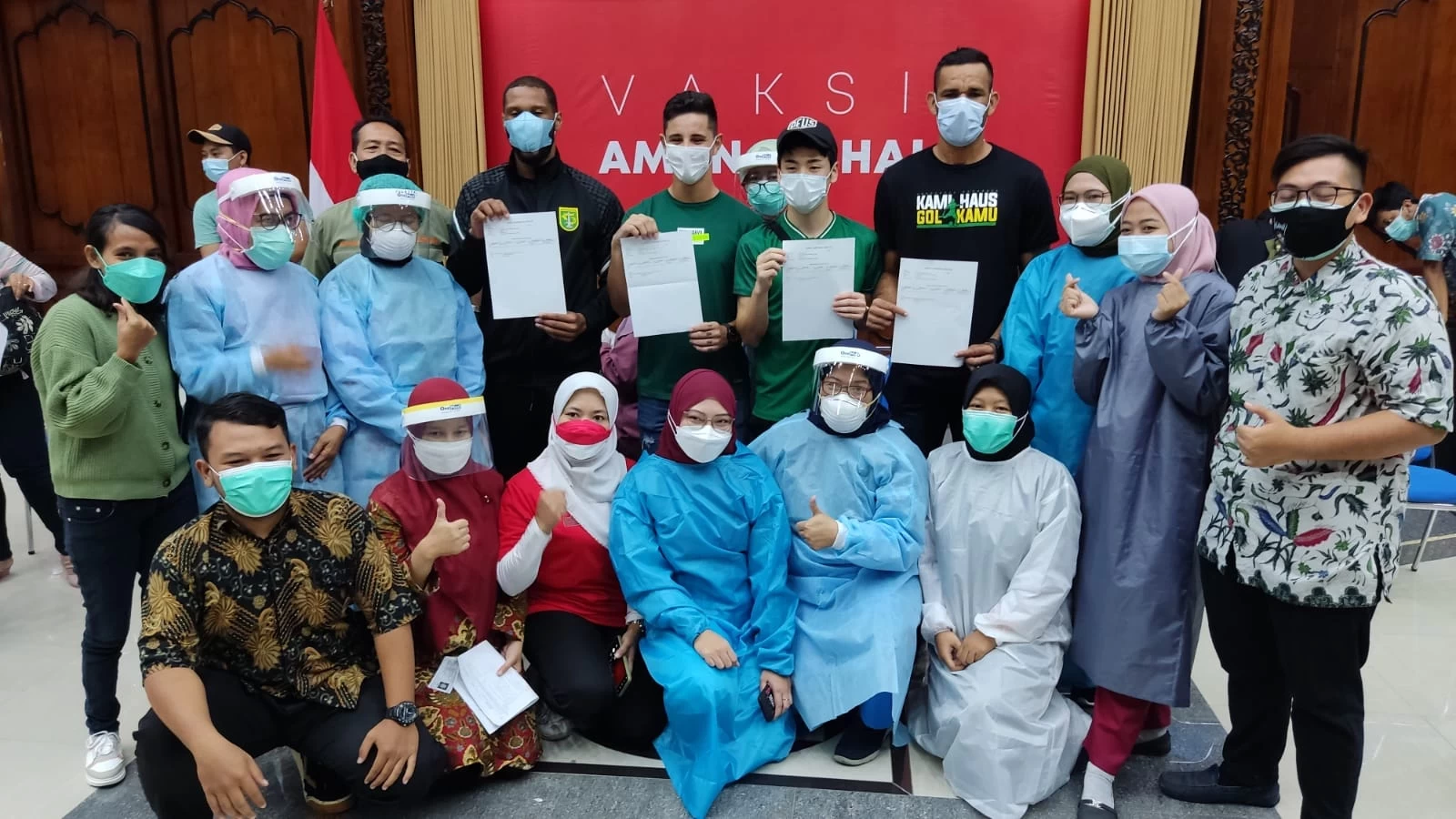 Para nakes berfoto bersama dengan empat pemain asing Persebaya usai vaksinasi di Kantor Pemprov Jatim, Jalan Pahlawan, Surabaya, Rabu 18 Agustus 2021. (Foto: Fariz Yarbo/Ngopibareng.id)